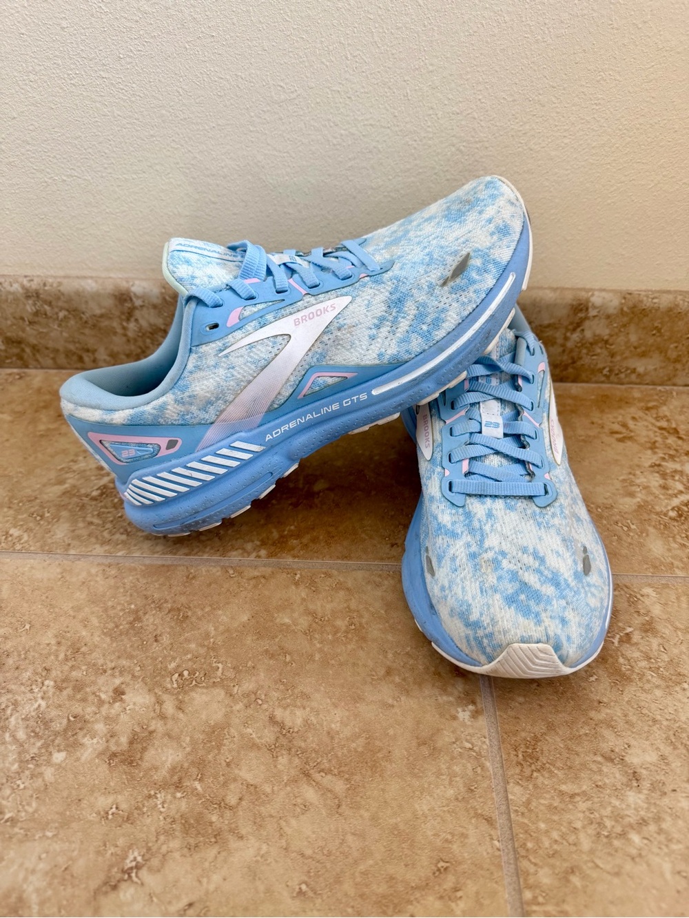 Brooks Adrenaline GTS Women's Running Shoes - Light Blue size 9 EUC